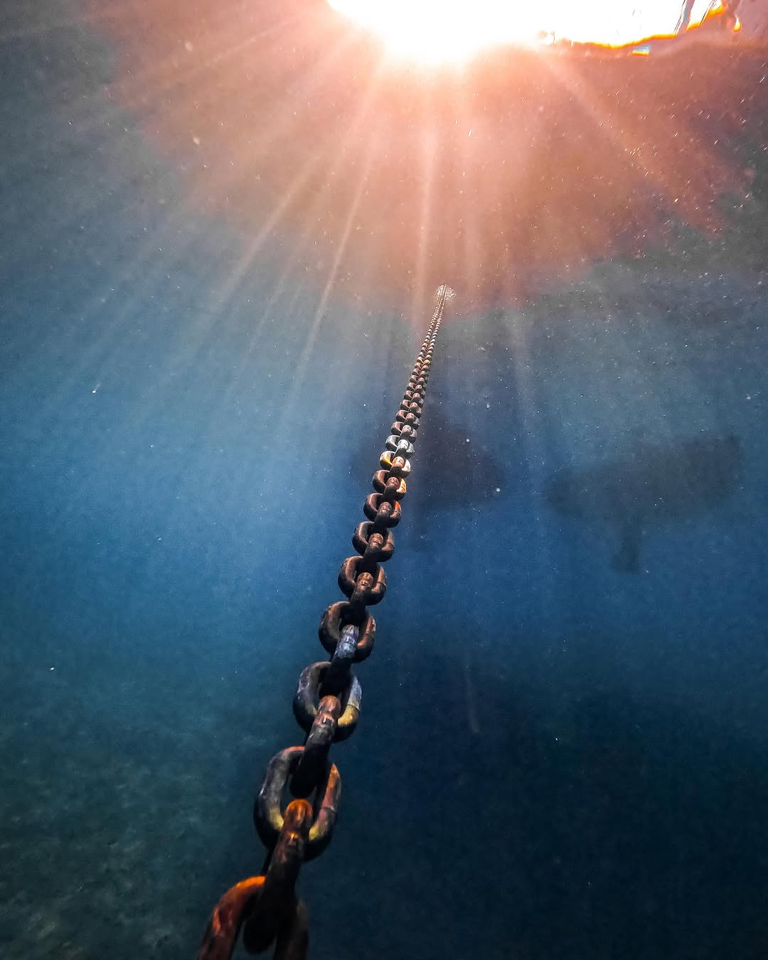 Ritschi — Unterwasseraufnahme mit Ankerkette, Sonnenstrahlen durchs Wasser