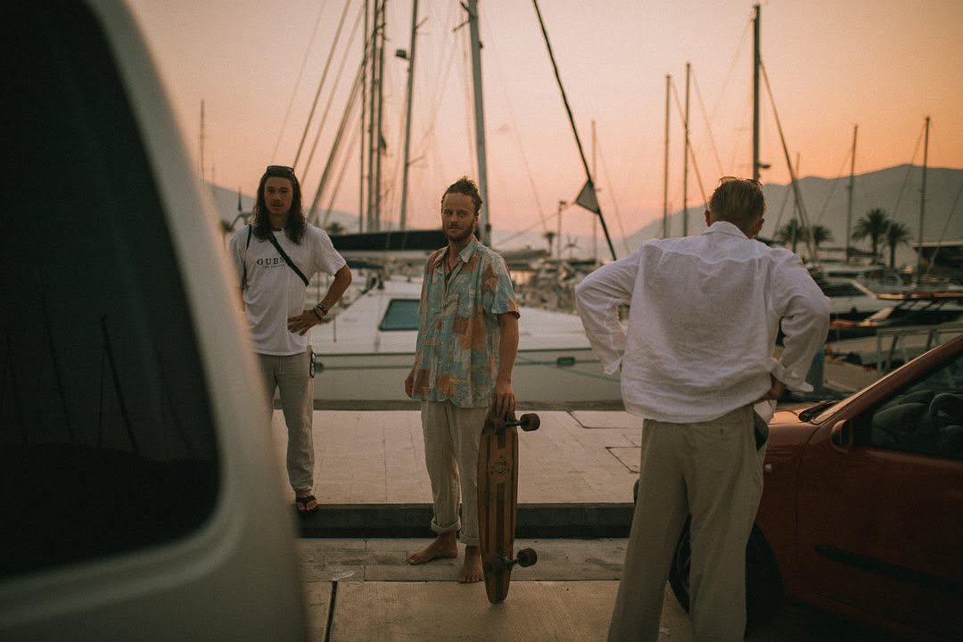 Ritschi mit Longboard am Hafen bei Sonnenuntergang