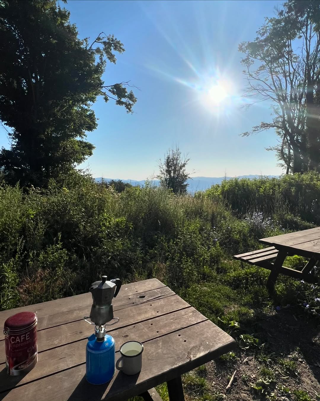 Outdoor-Kaffee mit Moka-Kanne in der Natur, Bergblick