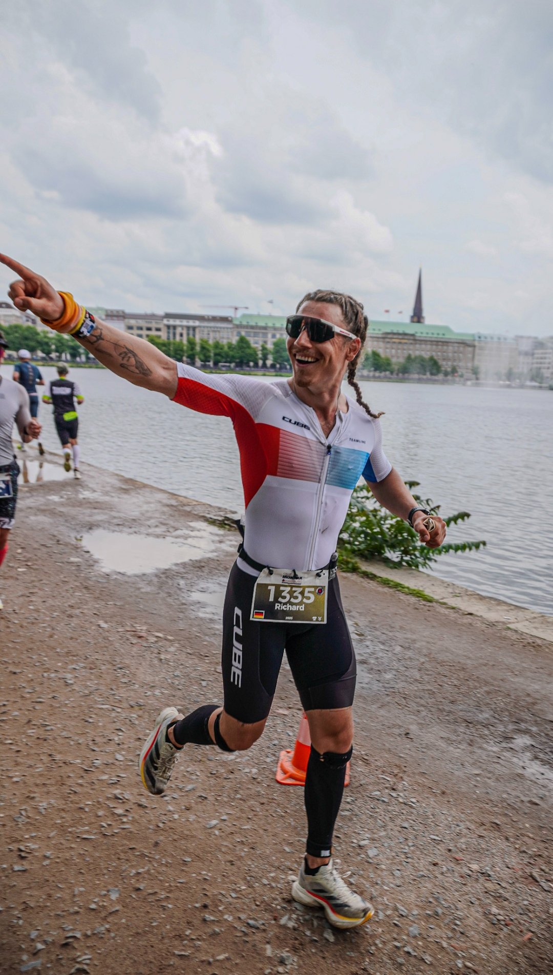 Ritschi am Alster See, Arm nach oben, strahlendes Lächeln, Startnummer 1335