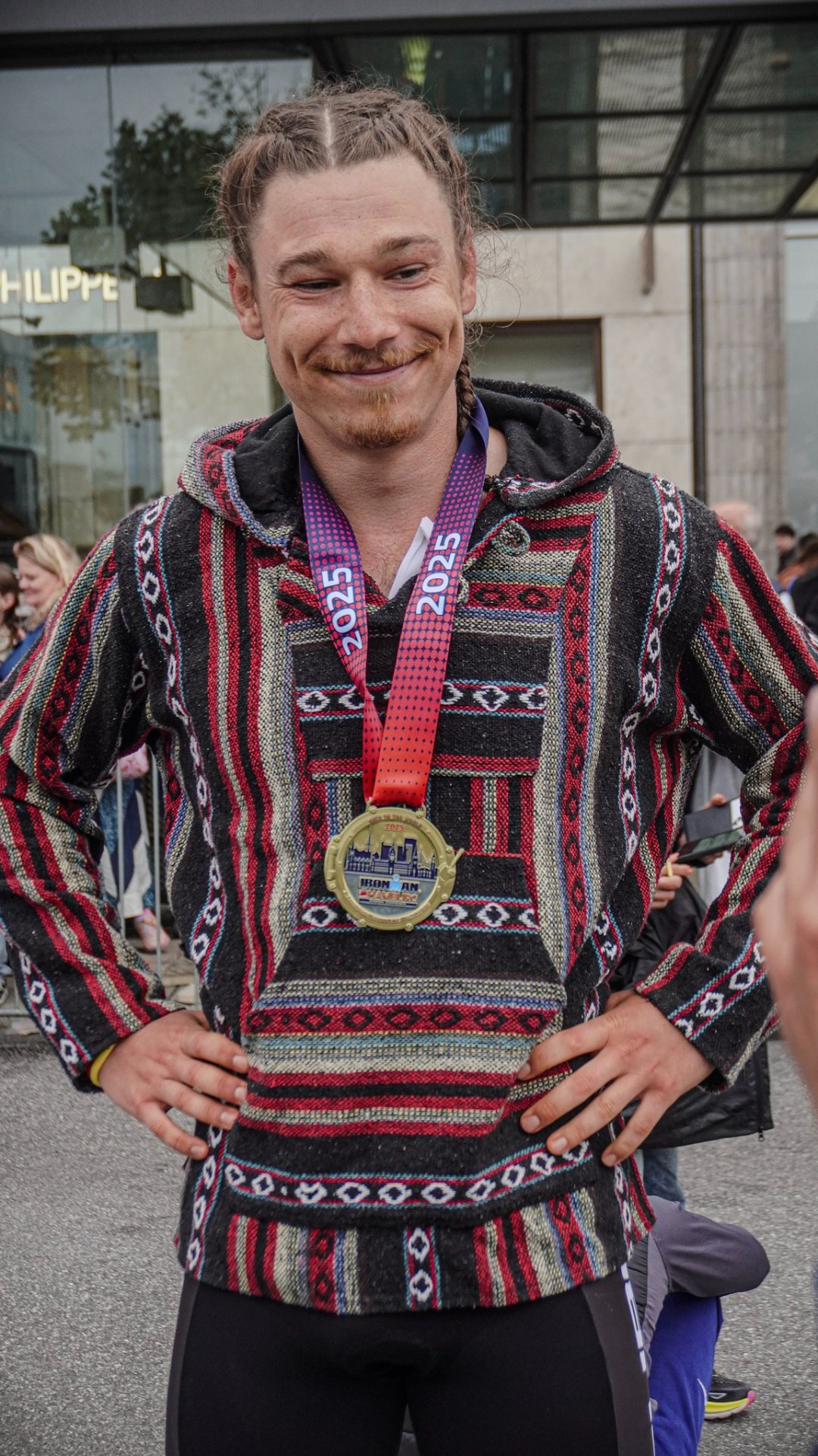 Ritschi mit Ironman 2025 Finisher-Medaille, stolzes Lächeln