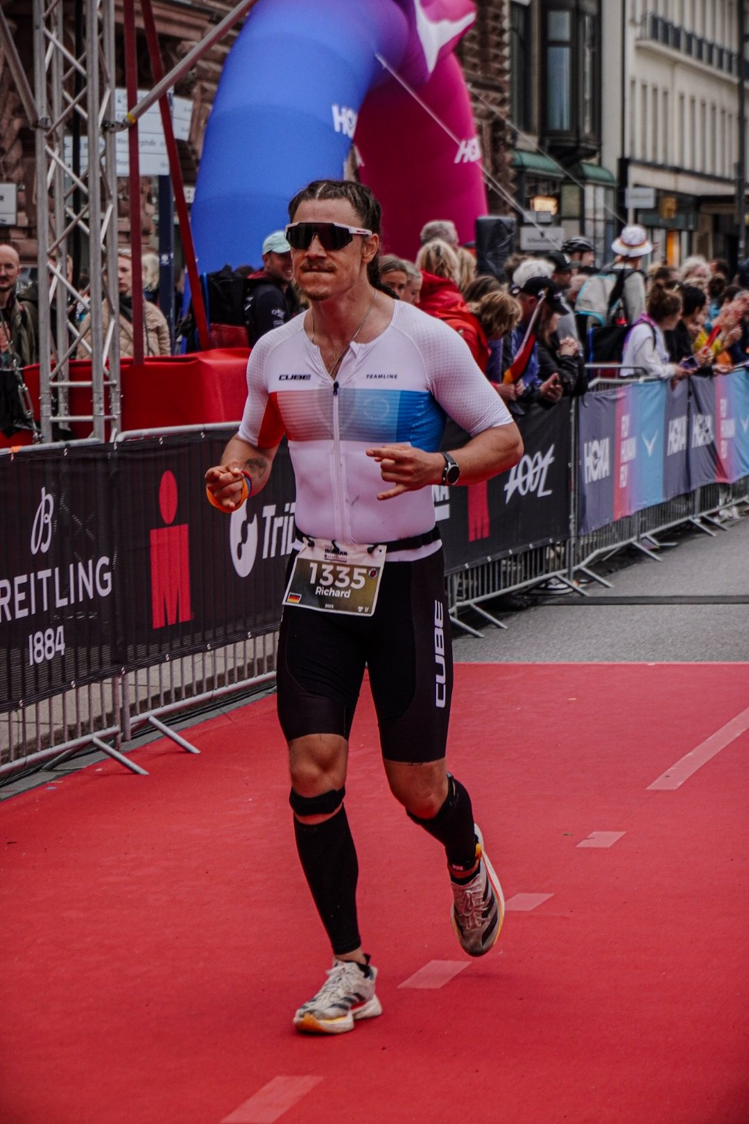 Ritschi auf dem Red Carpet Zieleinlauf, Ironman & Breitling Banner, Startnummer 1335