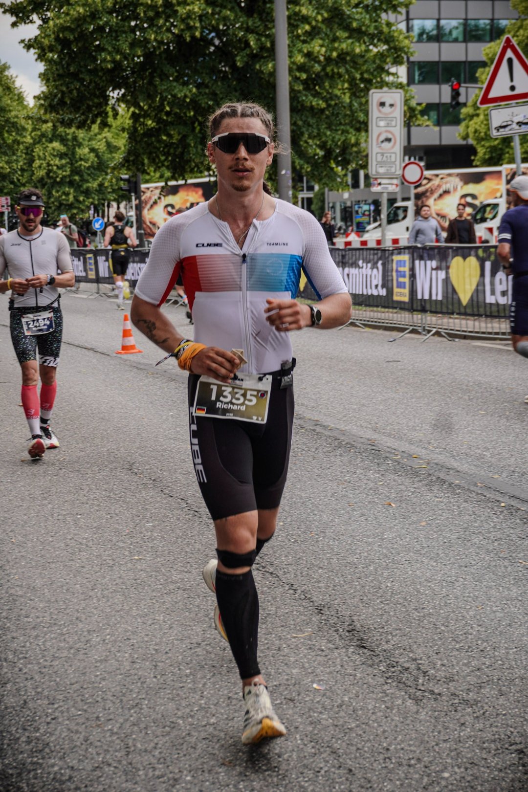 Ritschi auf der Laufstrecke, Startnummer 1335, Sonnenbrille, CUBE Trisuit