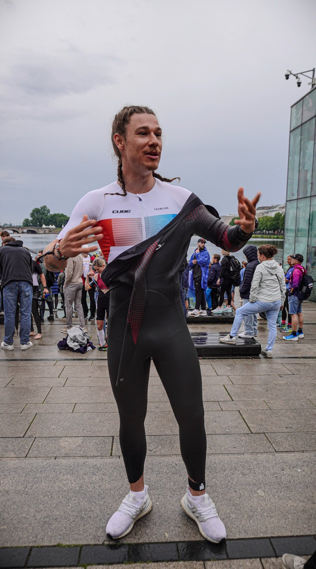 Ritschi im CUBE Teamline Trisuit am Hamburg Waterfront — Arme ausgebreitet, Wettkampf-Pose