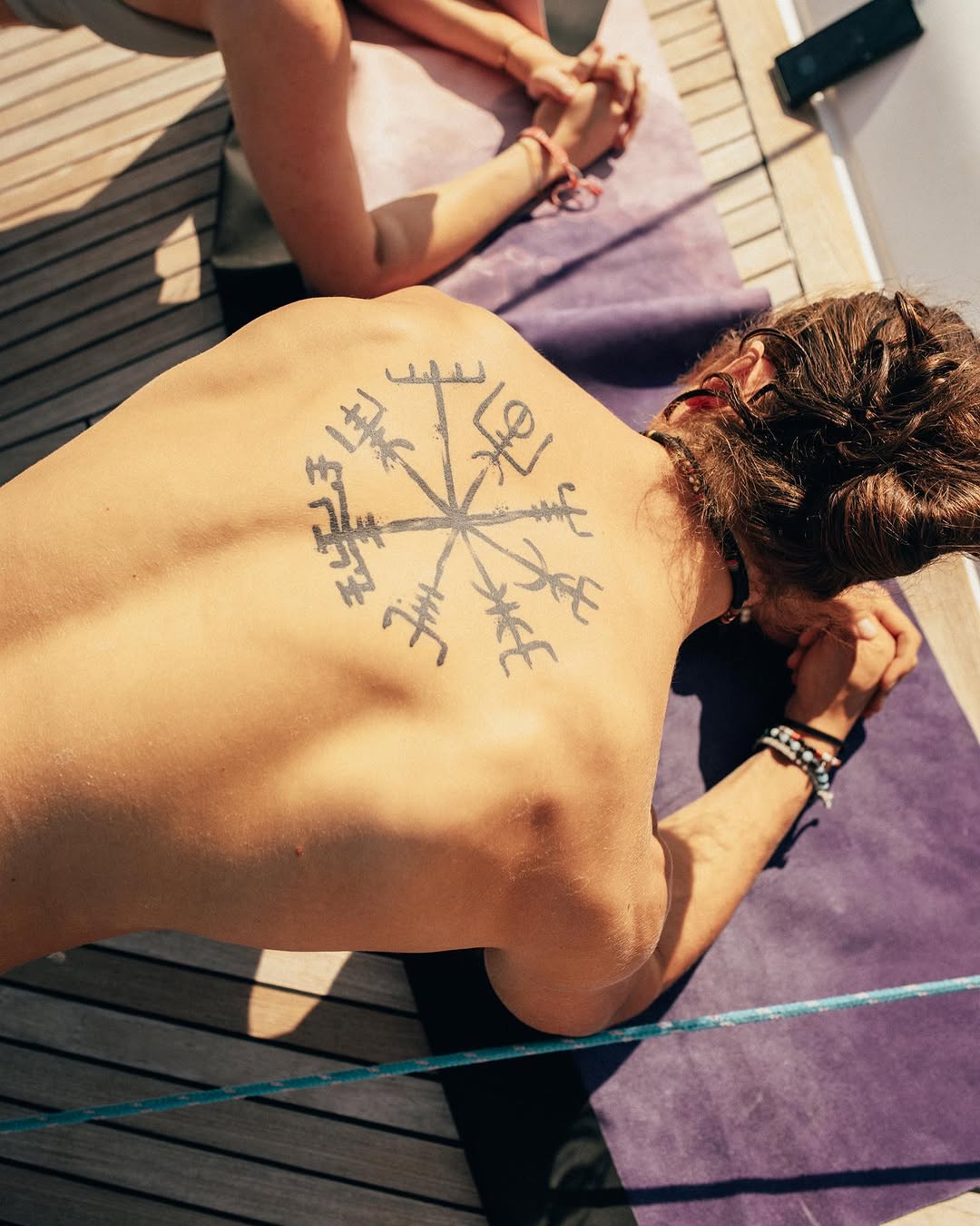 Ritschi auf dem Yacht-Deck, Vegvisir Tattoo auf dem Rücken